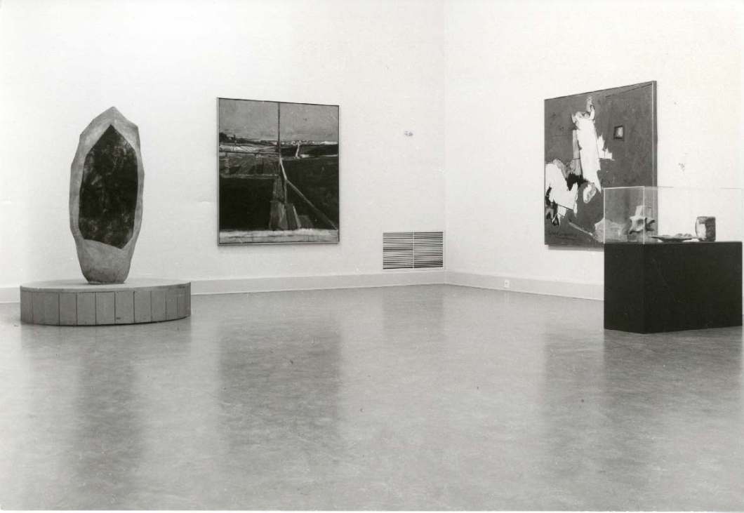 In this exhibition floor view, we can see (from left to right) John Mason’s Spear Form (1957), Richard Diebenkorn’s View from the porch (1958), Hassel Smith’s Psychoseismorama (1960), and in the vitrine, a series of sculptures by John Mason (made between 1957-1963).